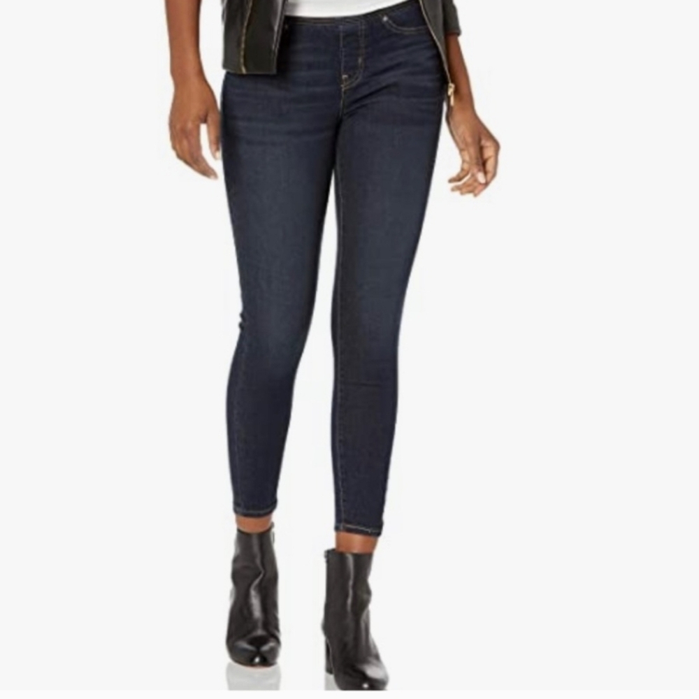 Signature by Levi Strauss & Co. Women's Totally Shaping Pull-on Skinny Jeans, 31